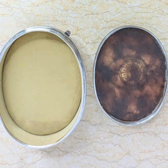 Vintage Tortoise Shell Pattern Silver Tone Metal Oval Jewelry Lidded Box - Picture 8 of 15